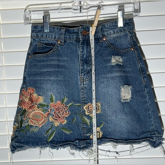 Super Cute Floral Embroidery Tamnoon Denim Skirt size 34 (us 2) Youth - Picture 3 of 15